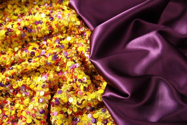 Paillettes et crêpe satin mauve intense