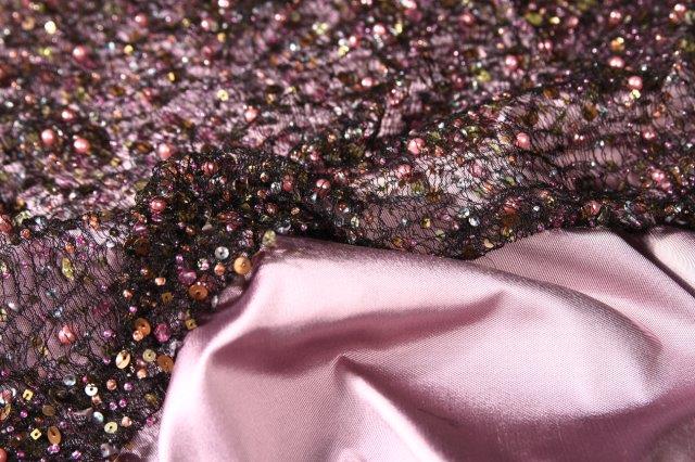 Tulle brodé de perles nacrées sur fond noir et shantung rose