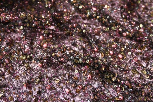 Ref 1380 mousseline brodee de perles nacrees rose sur fond noir